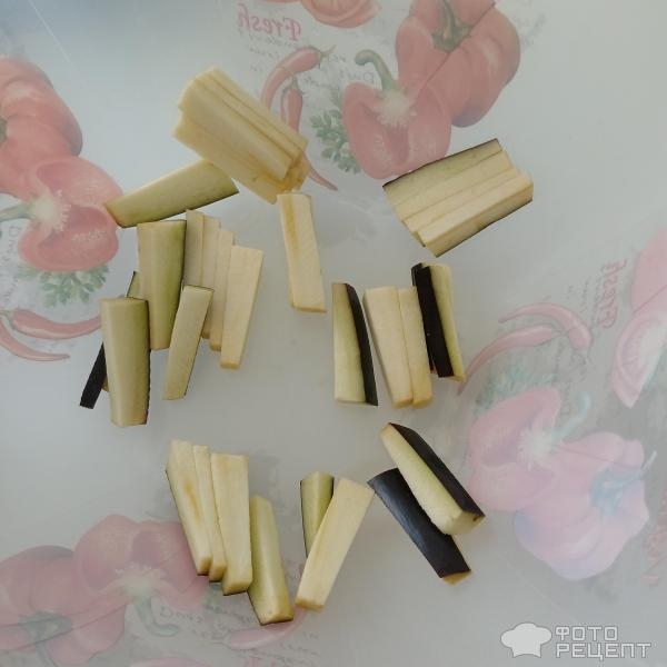 Рецепт: Салат с хрустящими баклажанами - Хрустящие баклажаны, обжаренные в крахмале. Салат по мотивам китайской кухни.