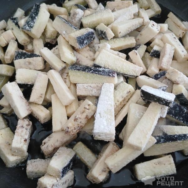 Рецепт: Салат с хрустящими баклажанами - Хрустящие баклажаны, обжаренные в крахмале. Салат по мотивам китайской кухни.