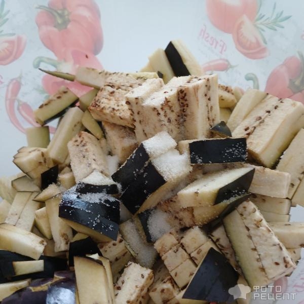 Рецепт: Салат с хрустящими баклажанами - Хрустящие баклажаны, обжаренные в крахмале. Салат по мотивам китайской кухни.