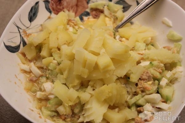 Рецепт: Салат с консервированной форелью - с огурцом и картофелем Рецепт: Салат с консервированной форелью - с огурцом и картофелем