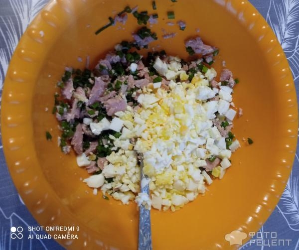 Рецепт: Салат с консервированным тунцом - с луком и яйцом Рецепт: Салат с консервированным тунцом - с луком и яйцом