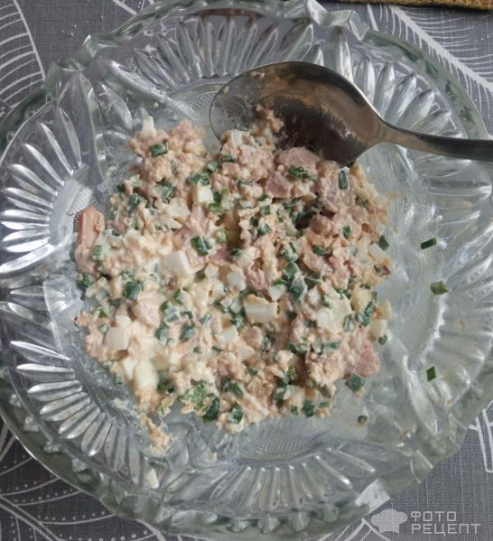 Рецепт: Салат с консервированным тунцом - с луком и яйцом Рецепт: Салат с консервированным тунцом - с луком и яйцом