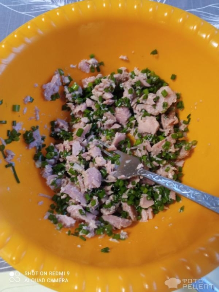 Рецепт: Салат с консервированным тунцом - с луком и яйцом Рецепт: Салат с консервированным тунцом - с луком и яйцом