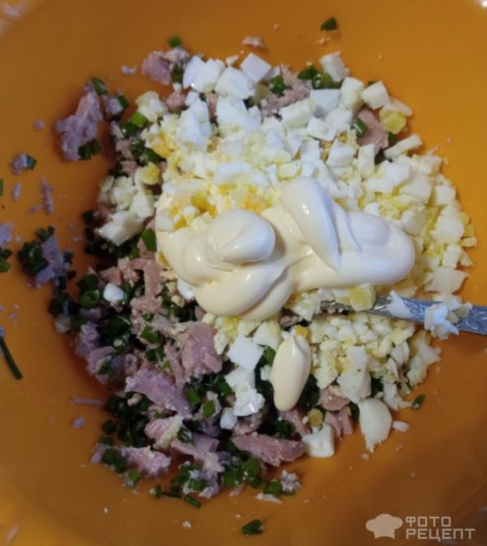 Рецепт: Салат с консервированным тунцом - с луком и яйцом Рецепт: Салат с консервированным тунцом - с луком и яйцом