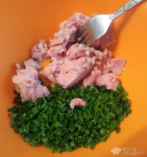 Рецепт: Салат с консервированным тунцом - с луком и яйцом Рецепт: Салат с консервированным тунцом - с луком и яйцом