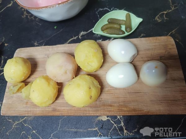 Рецепт: Салат с копченой курицей и каперсами - Сытный