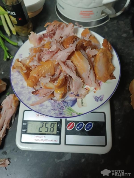 Рецепт: Салат с копченой курицей и каперсами - Сытный