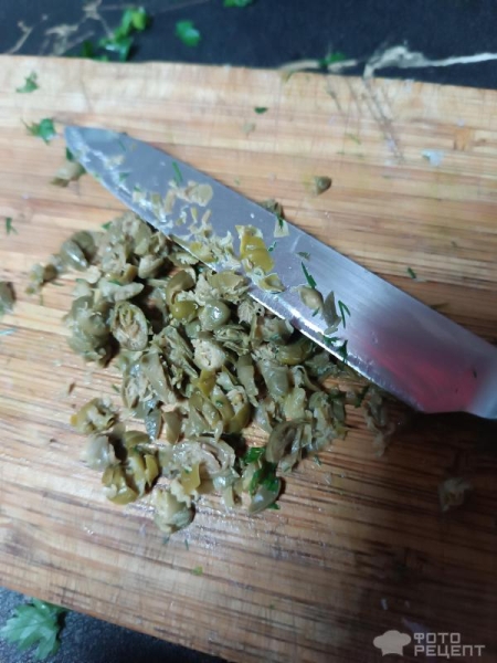 Рецепт: Салат с копченой курицей и каперсами - Сытный