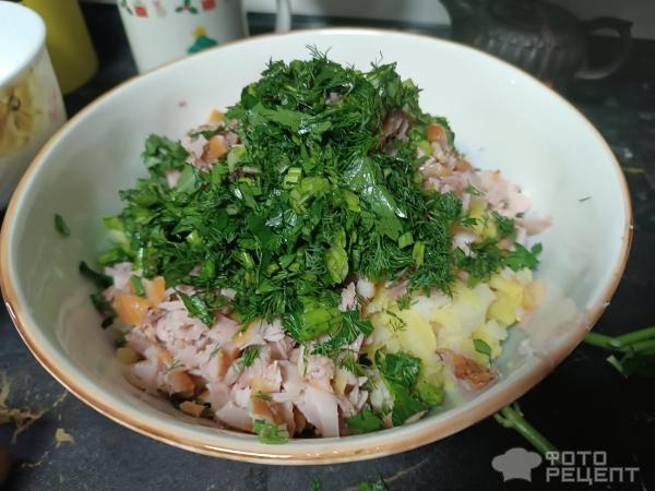 Рецепт: Салат с копченой курицей и каперсами - Сытный