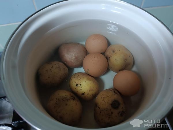 Рецепт: Салат с копченой курицей и каперсами - Сытный