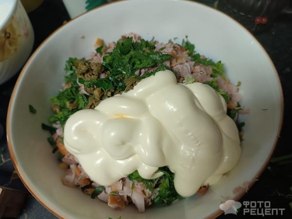 Рецепт: Салат с копченой курицей и каперсами - Сытный