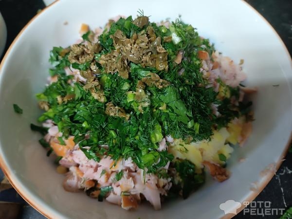 Рецепт: Салат с копченой курицей и каперсами - Сытный