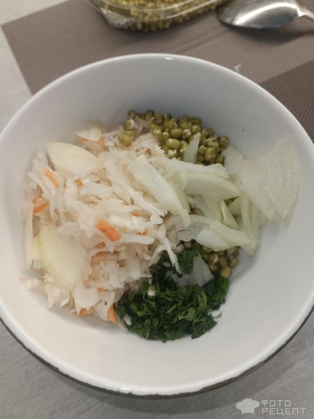 Рецепт: Салат с квашеной капустой - Зимний быстрый салат с пророщенные машем