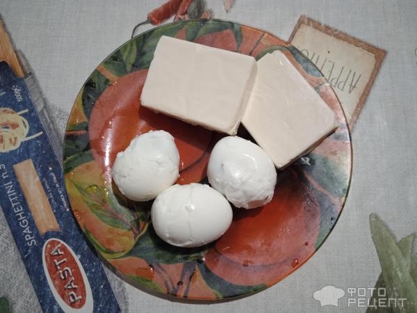 Рецепт: Салат с плавленным сыром и чесноком - и яйцами Рецепт: Салат с плавленным сыром и чесноком - и яйцами