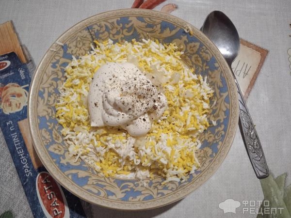 Рецепт: Салат с плавленным сыром и чесноком - и яйцами Рецепт: Салат с плавленным сыром и чесноком - и яйцами