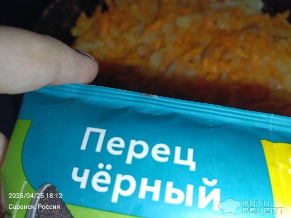 Рецепт: Салат "Слоеный с маринованными огурцами и шпротами" - С луково-морковной поджаркой