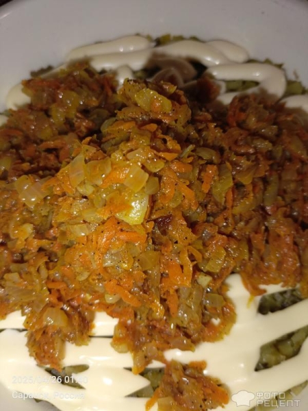 Рецепт: Салат "Слоеный с маринованными огурцами и шпротами" - С луково-морковной поджаркой