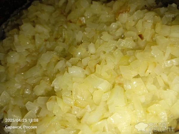 Рецепт: Салат "Слоеный с маринованными огурцами и шпротами" - С луково-морковной поджаркой