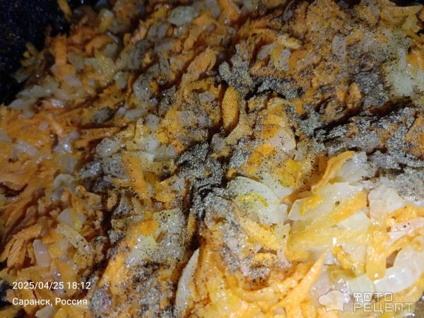 Рецепт: Салат "Слоеный с маринованными огурцами и шпротами" - С луково-морковной поджаркой