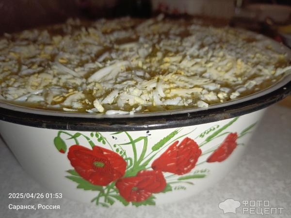 Рецепт: Салат "Слоеный с маринованными огурцами и шпротами" - С луково-морковной поджаркой