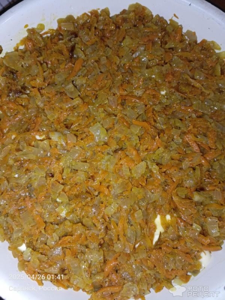 Рецепт: Салат "Слоеный с маринованными огурцами и шпротами" - С луково-морковной поджаркой