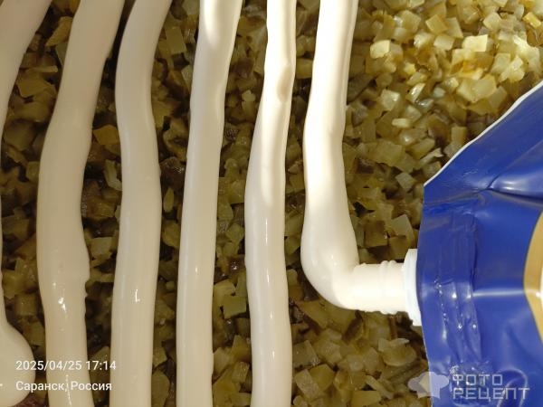 Рецепт: Салат "Слоеный с маринованными огурцами и шпротами" - С луково-морковной поджаркой