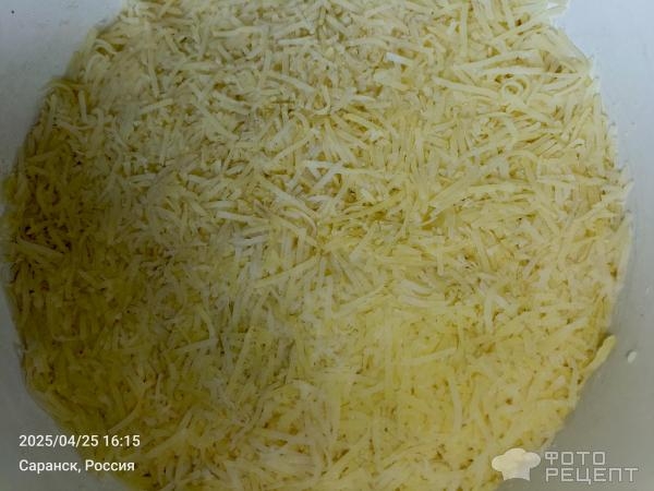 Рецепт: Салат "Слоеный с маринованными огурцами и шпротами" - С луково-морковной поджаркой