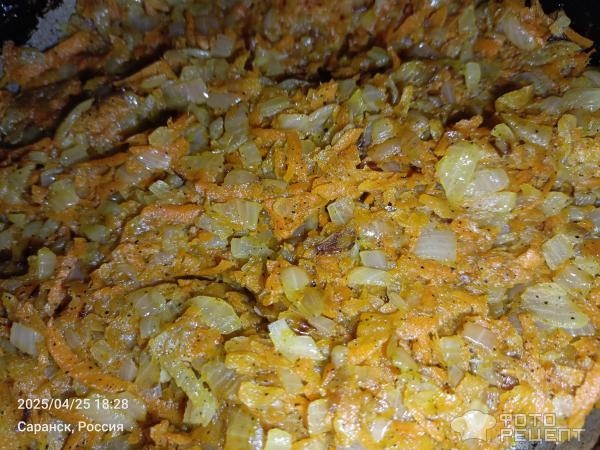 Рецепт: Салат "Слоеный с маринованными огурцами и шпротами" - С луково-морковной поджаркой