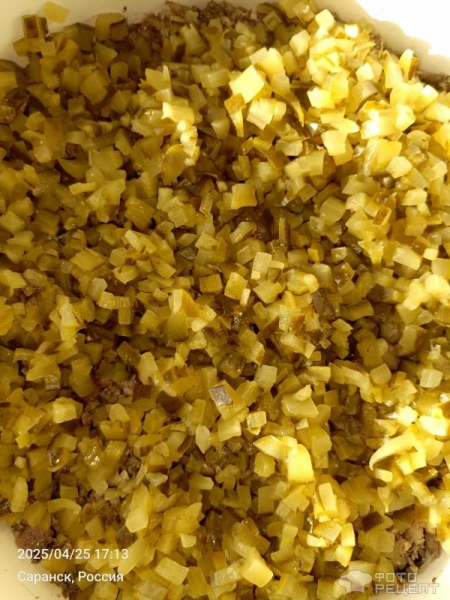 Рецепт: Салат "Слоеный с маринованными огурцами и шпротами" - С луково-морковной поджаркой