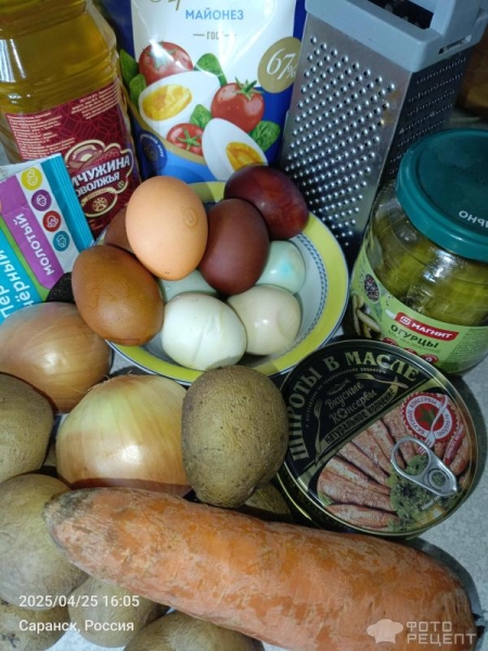 Рецепт: Салат "Слоеный с маринованными огурцами и шпротами" - С луково-морковной поджаркой