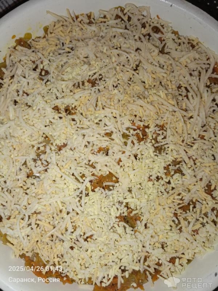 Рецепт: Салат "Слоеный с маринованными огурцами и шпротами" - С луково-морковной поджаркой