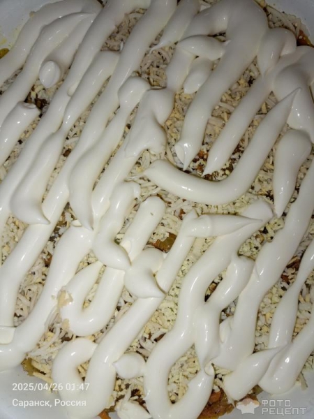 Рецепт: Салат "Слоеный с маринованными огурцами и шпротами" - С луково-морковной поджаркой