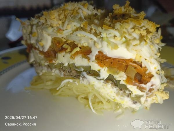 Рецепт: Салат "Слоеный с маринованными огурцами и шпротами" - С луково-морковной поджаркой