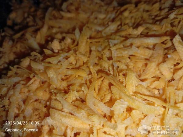 Рецепт: Салат "Слоеный с маринованными огурцами и шпротами" - С луково-морковной поджаркой