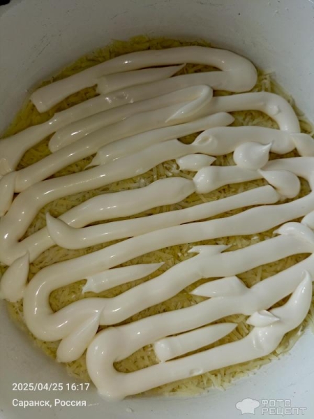 Рецепт: Салат "Слоеный с маринованными огурцами и шпротами" - С луково-морковной поджаркой