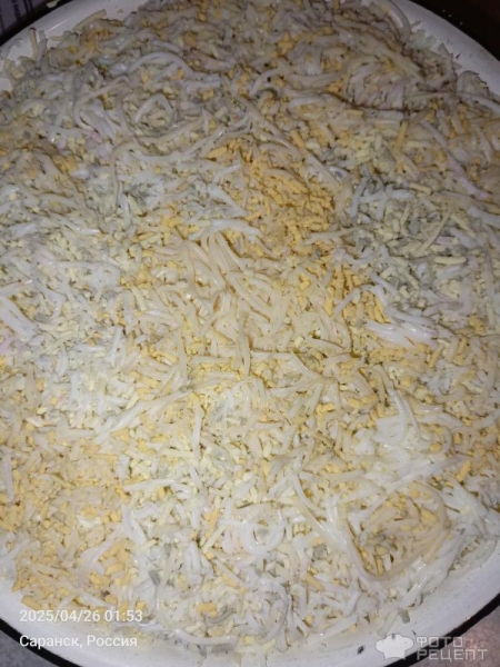 Рецепт: Салат "Слоеный с маринованными огурцами и шпротами" - С луково-морковной поджаркой