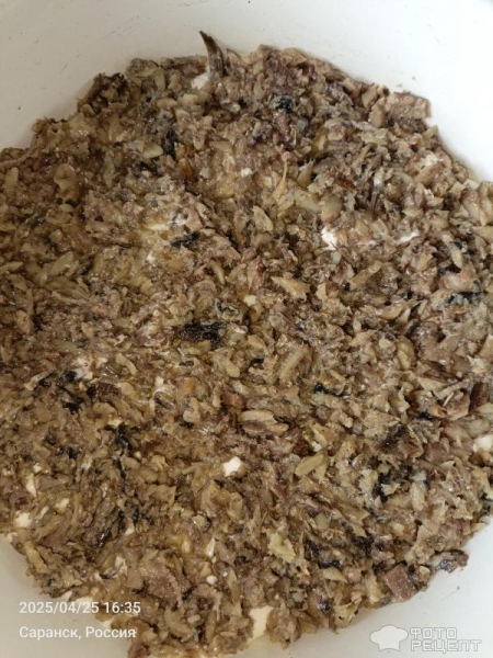 Рецепт: Салат "Слоеный с маринованными огурцами и шпротами" - С луково-морковной поджаркой