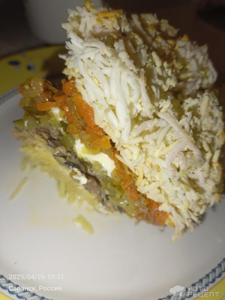 Рецепт: Салат "Слоеный с маринованными огурцами и шпротами" - С луково-морковной поджаркой