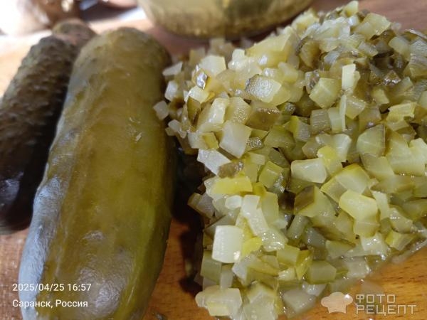 Рецепт: Салат "Слоеный с маринованными огурцами и шпротами" - С луково-морковной поджаркой