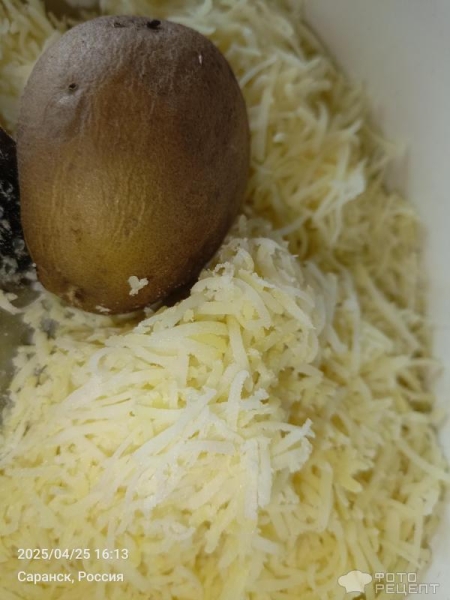 Рецепт: Салат "Слоеный с маринованными огурцами и шпротами" - С луково-морковной поджаркой