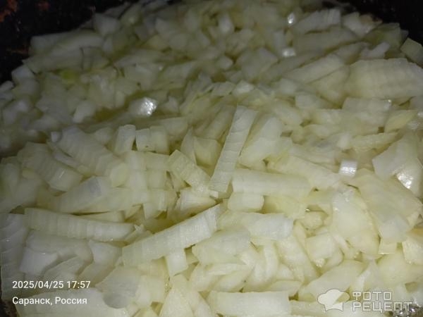 Рецепт: Салат "Слоеный с маринованными огурцами и шпротами" - С луково-морковной поджаркой