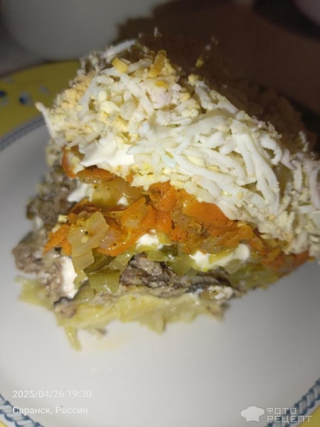 Рецепт: Салат "Слоеный с маринованными огурцами и шпротами" - С луково-морковной поджаркой