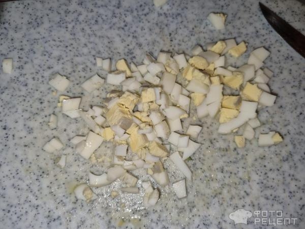 Рецепт: Салат со шпротами - С зеленым горошком и маринованными огурцами Рецепт: Салат со шпротами - С зеленым горошком и маринованными огурцами