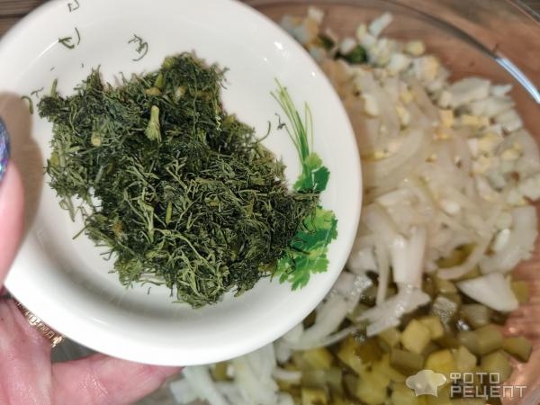 Рецепт: Салат со шпротами - С зеленым горошком и маринованными огурцами Рецепт: Салат со шпротами - С зеленым горошком и маринованными огурцами