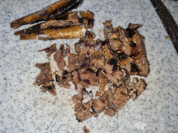 Рецепт: Салат со шпротами - С зеленым горошком и маринованными огурцами Рецепт: Салат со шпротами - С зеленым горошком и маринованными огурцами