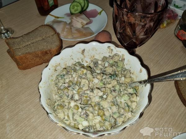Рецепт: Салат со шпротами - С зеленым горошком и маринованными огурцами Рецепт: Салат со шпротами - С зеленым горошком и маринованными огурцами