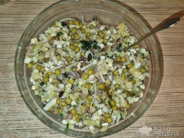 Рецепт: Салат со шпротами - С зеленым горошком и маринованными огурцами Рецепт: Салат со шпротами - С зеленым горошком и маринованными огурцами