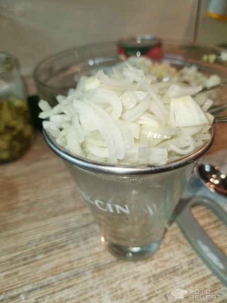 Рецепт: Салат со шпротами - С зеленым горошком и маринованными огурцами Рецепт: Салат со шпротами - С зеленым горошком и маринованными огурцами