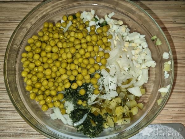 Рецепт: Салат со шпротами - С зеленым горошком и маринованными огурцами Рецепт: Салат со шпротами - С зеленым горошком и маринованными огурцами