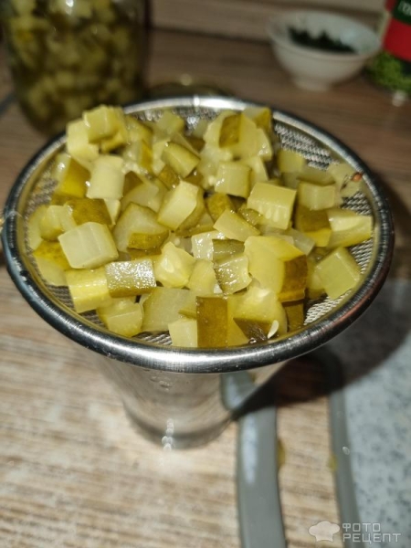 Рецепт: Салат со шпротами - С зеленым горошком и маринованными огурцами Рецепт: Салат со шпротами - С зеленым горошком и маринованными огурцами